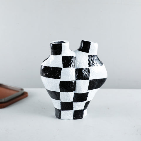 Vase coeur en mosaïque blanc noir