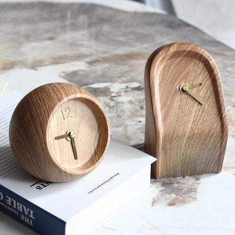 Ornement d'horloge de table en ligne de bois